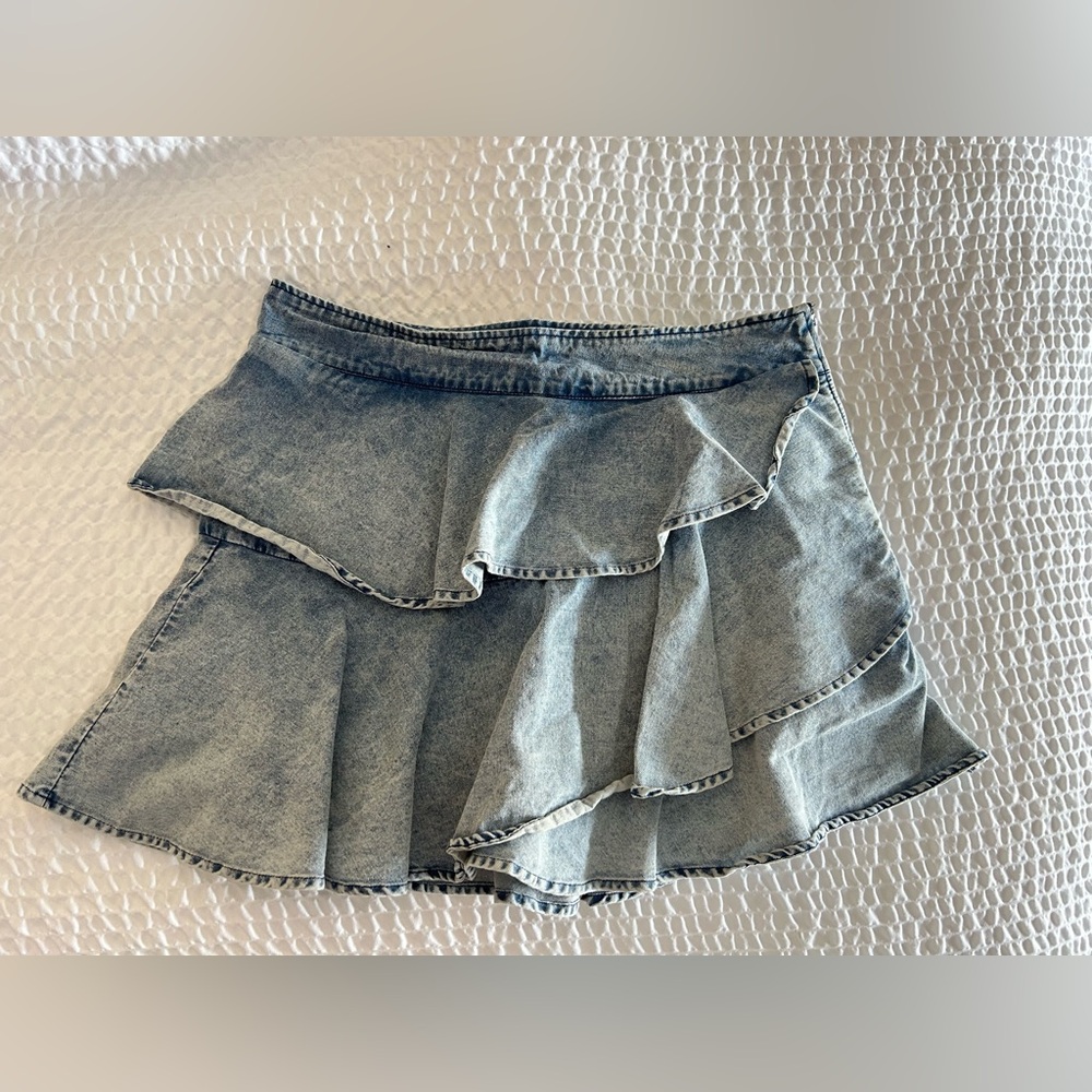 SHUG Light Wash Denim Ruffle Skort Size M EUC‎